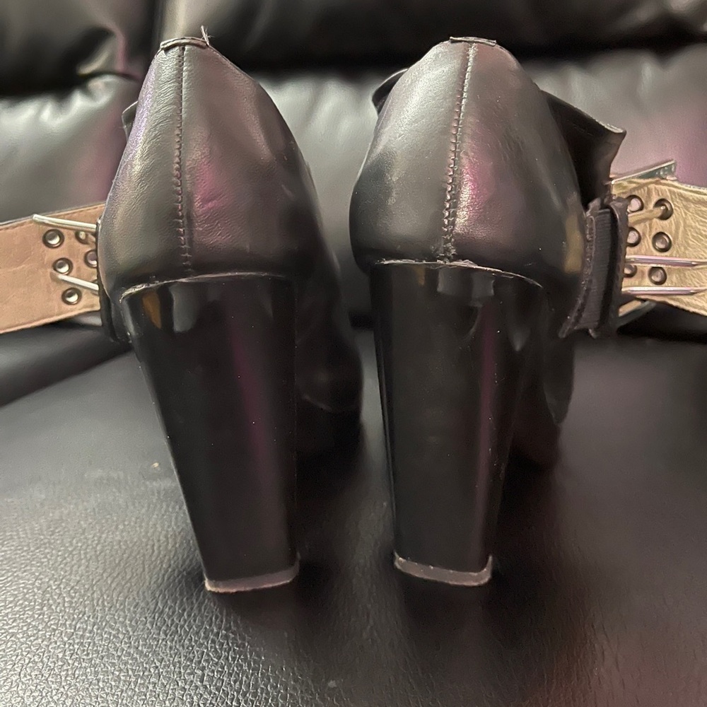 Shoes - Picture 4 of 6